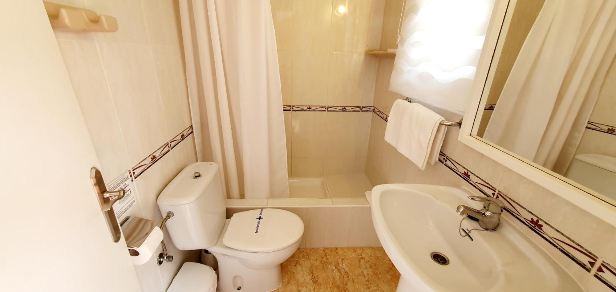 Granada Apartments Familiar Deluxe Portinatx Room photo